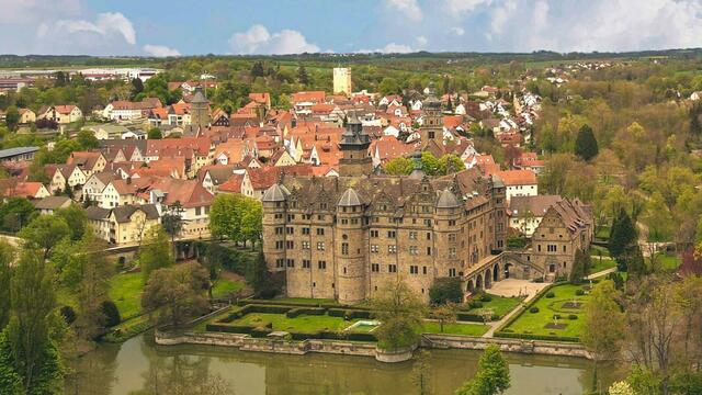 Das imposante Schloss mit dem "Städtle" Neuenstein drumherum. | Foto: Heinrich Brehm