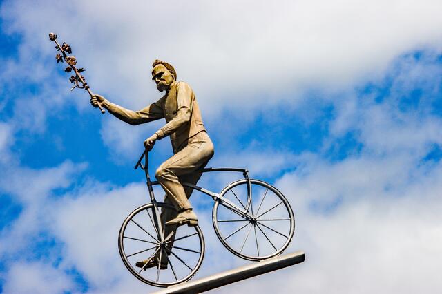 Friedrich Nietzsche mit seinem Drahtesel im Hölderlinkreisel bei Lauffen