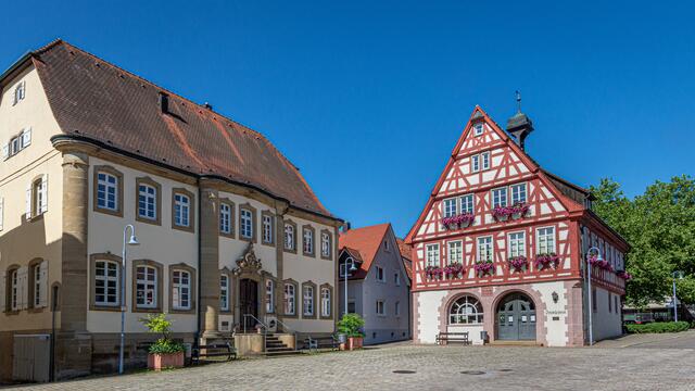 Altes Rathaus (1593) und ev, Pfarrbüro in Nordheim