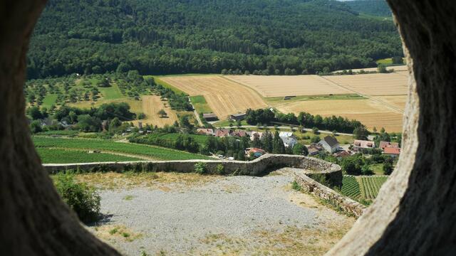 Blick durch eine Schießscharte Richtung Hof und Lembach.