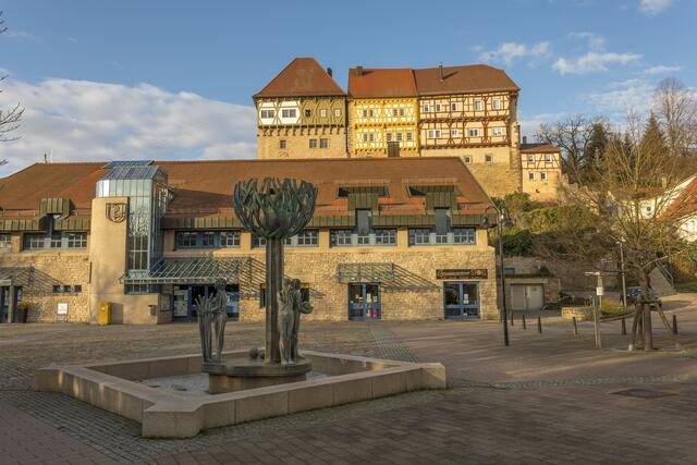 Rathausplatz mit Jahreszeitenbrunnen und Oberen Schloß