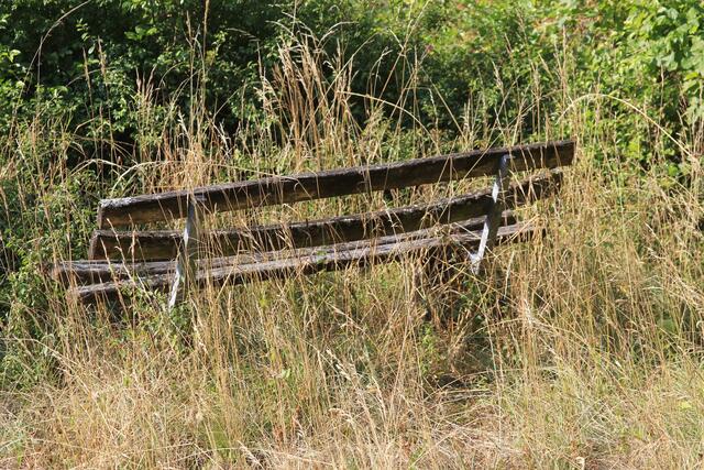 Vergessene Bank am Wanderweg Steinerner Tisch
