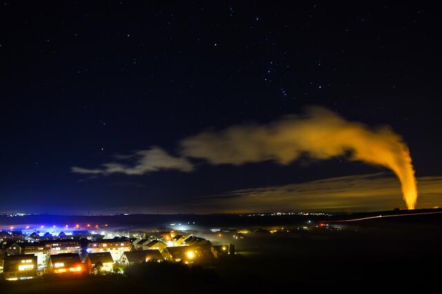 Lauffen und Neckarwetheim bei Nacht mit AKW-Wolke und Sternbild Orion