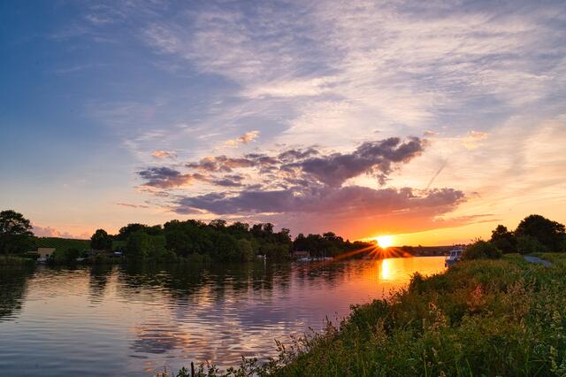 Sonnenuntergang am Bootshafen in Lauffen