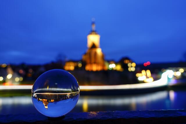 Die Regiswindiskirche zur blauen Stunde mit Glaskugel