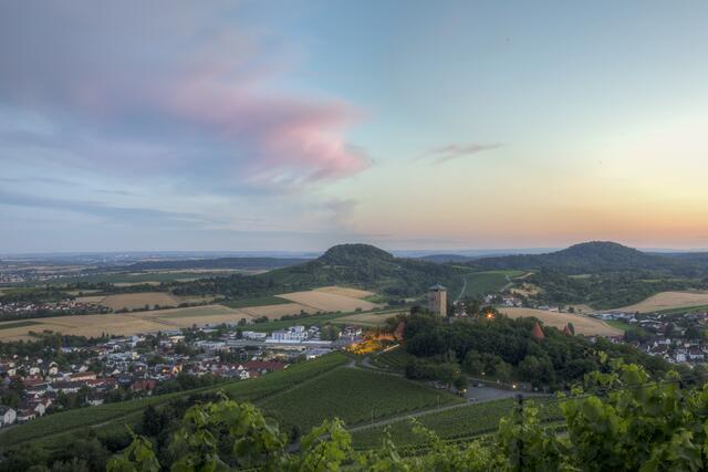 Die ersten Lichter gehen an im Bottwartal. Burg Hohenbeilstein mit Forstberg links und Wunnenstein rechts.
