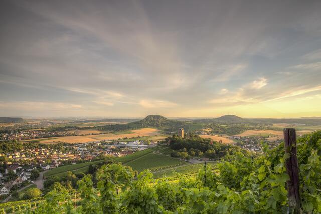 Das letzte Sonnenlicht durchflutet das wunderschöne Bottwartal mit Beilstein rund um die Burg Hohenbeilstein im Vordergrund, Oberstenfeld links dahinter sowie der Forstberg links und rechts der Wunnenstein. Auch der Wein kommt hier nicht zu kurz.