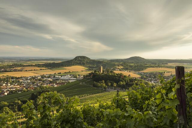 Das letzte Sonnenlicht über'm Bottwartal mit Burg Hohenbeilstein bei Beilstein, dem Forstberg links und rechts dem Wunnenstein.