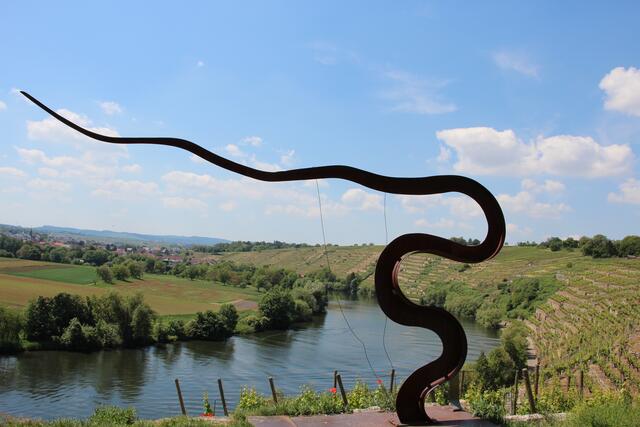 Die Skulptur oberhalb vom Neckar bei Kirchheim