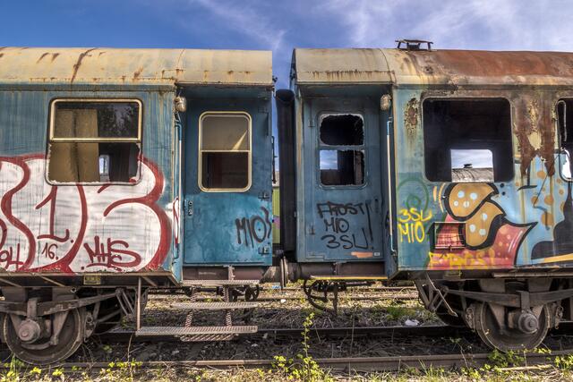 Ausrangierter Eisenbahnwaggon beim Eisenbahnmuseum vor Umbau