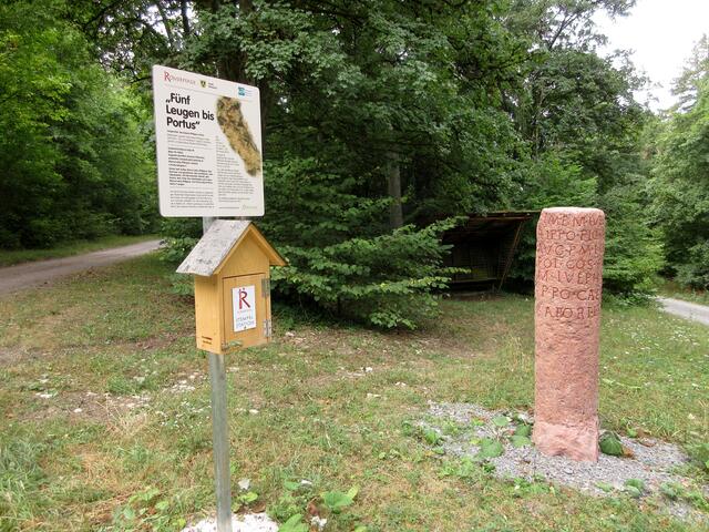 Am Leugenstein steht die Stempelstelle, die man aber erst erreicht, nachdem von Mosbach, das 156 m hoch liegt, über die Schefflenzer Steige die Höhe des Knopfhofs mit 344 m erreicht wurde.