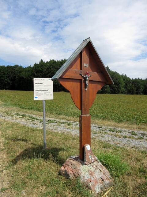 An diesem Feldkreuz wurde der Panoramablick über die Heilbronner und Löwensteiner Berge angekündigt.