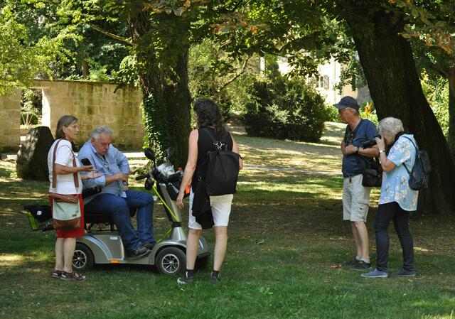 Im Schatten noch ein Schwätzchen. Da habe ich nebenher Kornelkirschen gesammelt | Foto: Daniela Somers