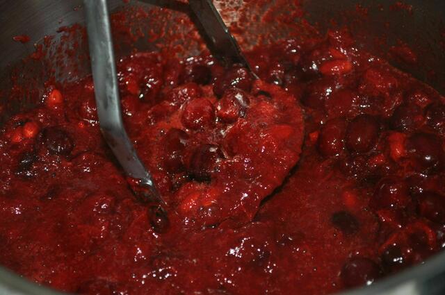 Kräftig durchstampfen. Hier eignet sich der Pürierstab nicht. Er haut mir nur die Kerne klein. Was natürich unpraktisch ist. | Foto: Daniela Somers