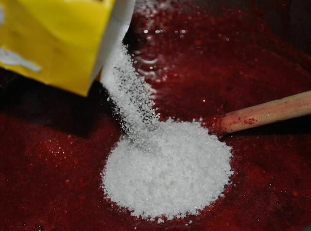 Einrühren. Noch eine kleine Menge Zimt und Kardamon dazu und köcheln lassen. | Foto: Daniela Somers