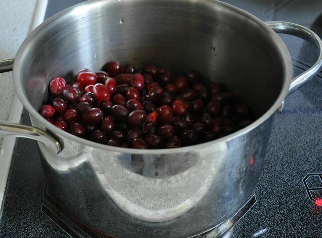 Mit wenig Wasser zum kochen bringen. | Foto: Daniela Somers