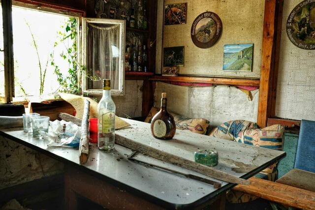 Petra Wagner aus Eppingen hat mit dem Blick in ein verlassenes Weinberghäuschen in Eppingen-Kleingartach den Eintritt ins Freilandmuseum Wackershofen gewonnen | Foto: Petra Wagner