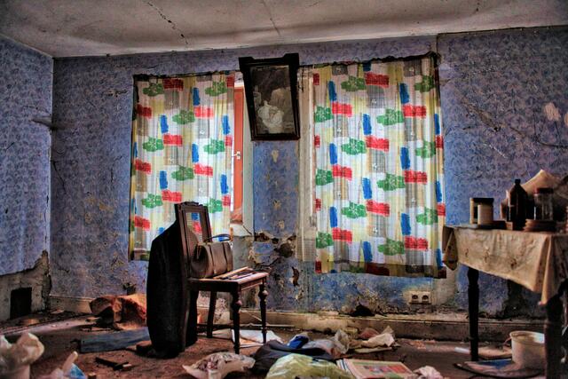 „Die gute Stube“, die keine mehr ist, zeigt das Foto von Gerhard Hölzel aus Neckarsulm. Die Handtasche und das Jacket sehen aus, als ob jemand gleich damit das Haus verlassen wollte. | Foto: Gerhard Hölzel