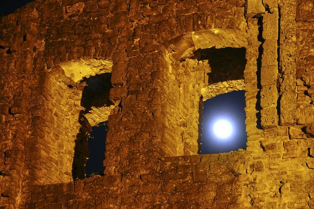 Der Mond schaut ins Fenster der Ruine Lichteneck in Ingelfingen