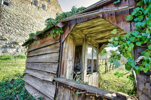 Alte Weinberghütte an der Stadtmauer .