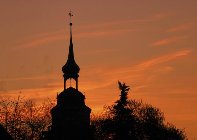 Die Johanneskirche in Künzelsau, früh morgens beim Aufgang der Sonne