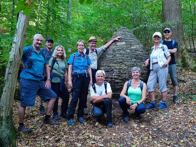 Eine fröhliche Gruppe trotz des steilen Aufstiegs und der drückenden Schwüle bereits um 9:00 Uhr morgens