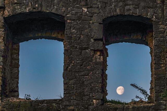 Der Mond durch das Fenster der Ruine Lichteneck in Ingelfingen