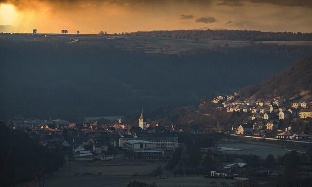 Von Halberg mit einem Teleobjektiv Blick auf Niedernhall beim Sonnenaufgang