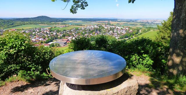 Am Grillplatz Wartkopf findet sich auch eine runde Tafel mit Angaben darüber, was wo zu sehen ist. | Foto: Sigrid Schlottke