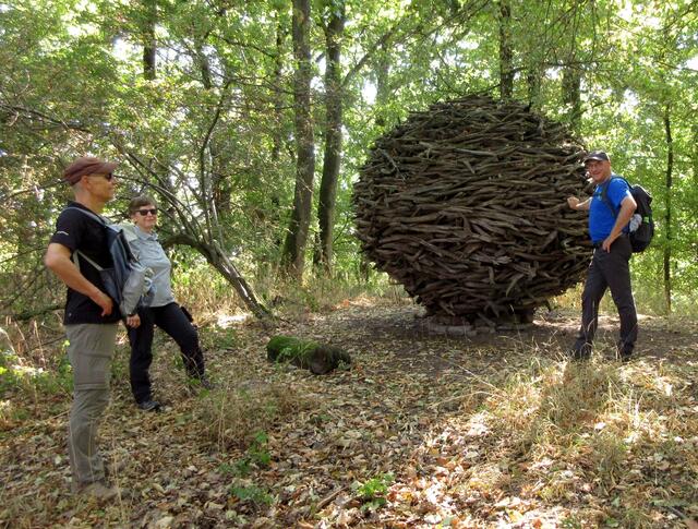 Die Holzkugel war mal ein Nest, das aber nicht stabil genug am Hang stand. Klaus baute es zur weiter oben dann zur Kugel um.