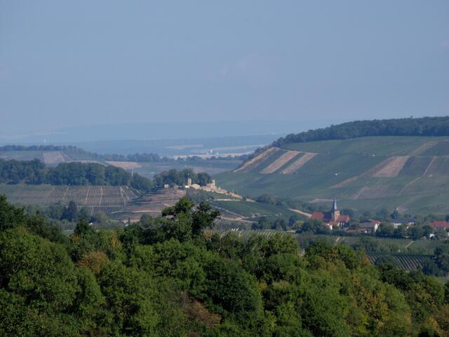 Blick von der Reisbergbrücke zur Burg Weibertreu. Erst zu Hause auf dem PC ist aufgefallen, dass man im Hintergrund sogar die Kirche von Höchstberg erkennt.