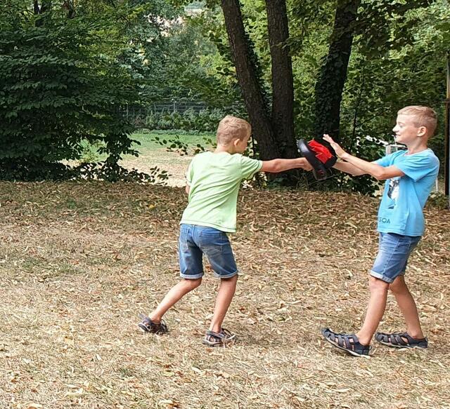 Karatetraining im Ferienprogramm - Zwei Kinder mit Spaß beim Pratzentraining