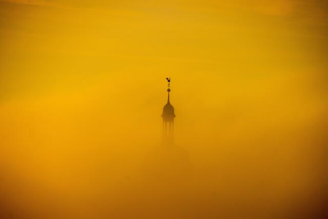 Kirchturmspitze im Nebel in Lauffen
