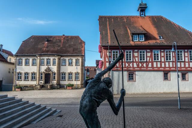 Der Nordheimheimer Glockstupfer Brunnen hat das Pfarrhaus und das alte Rathaus fest im Blick