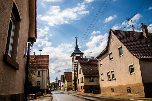 Die Waldenserstrasse Nordheim mit allen Häusergibeln zur Strasse