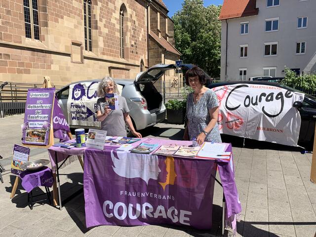 Die Couragefrauen Gise und Jutta bei der Kundgebung in der Sülmer-City