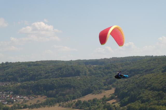 Und noch einmal den Paragleiter über derm Kochertal in anderer Perspektive.