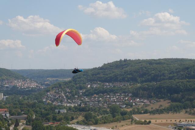 Paragleiter bei der "Genießertour" über dem Kochertal