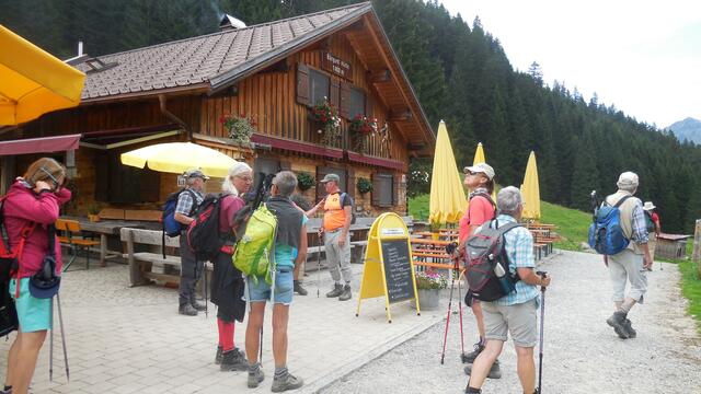 Bei Wirtin Sabine in der Bärgundhütte