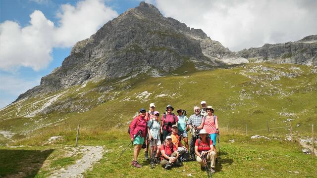 Gruppenbild mit dem Großen Widderstein im Rücken.