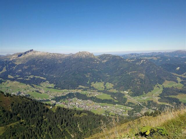 Blick vom Fellhorn nach Oberstdorf bis ins Alpenvorland, links der Hohe Ifen.