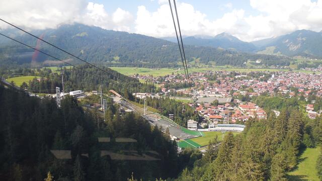Mit der Nebelhornbahn hoch zum Edmund -  Probst- Haus. Oberstdorf mit Skisprungschanzen.