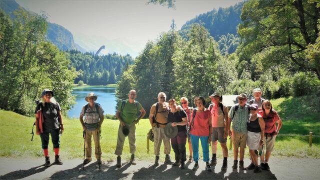 Gruppenbild am Freibergsee mit der Skisprungschanze im Hintergrund