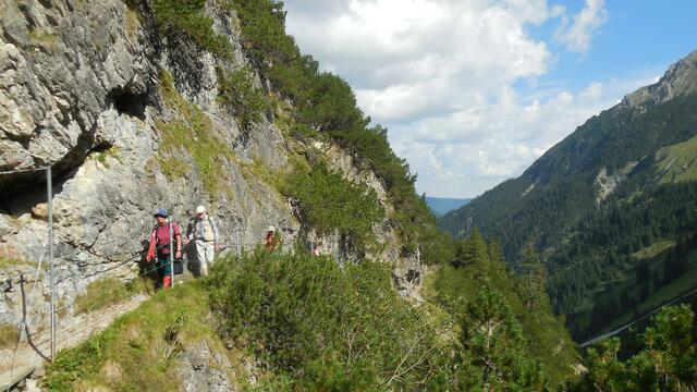 Seilsicherung entlang der Felswand.