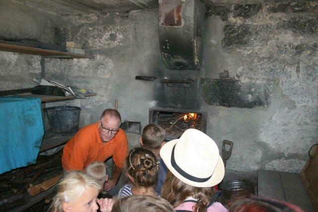 Christian Wrubel zeigt das Feuer im Backhaus
