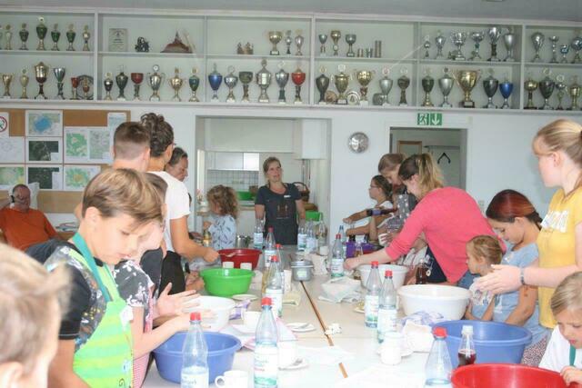 Esther Weinmann erklärt wie Brotteig angefertigt wird