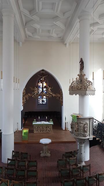 Blick von der Empore auf Kirchenschiff und Chor, mit Triumphbogen und Altar von Johann Andreas Sommer (1704) und Kanzel von Leonhard Kern (1617)
