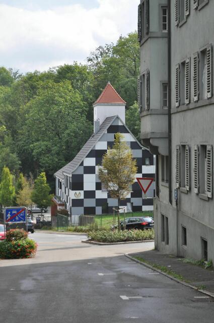 Seltsam gestrichenes Haus. Vielleicht weiß ja jemand was das ist. | Foto: Daniela Somers
