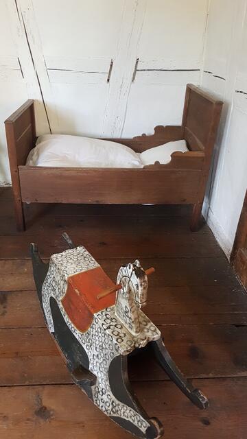 Schaukelpferd und Kinderbettchen