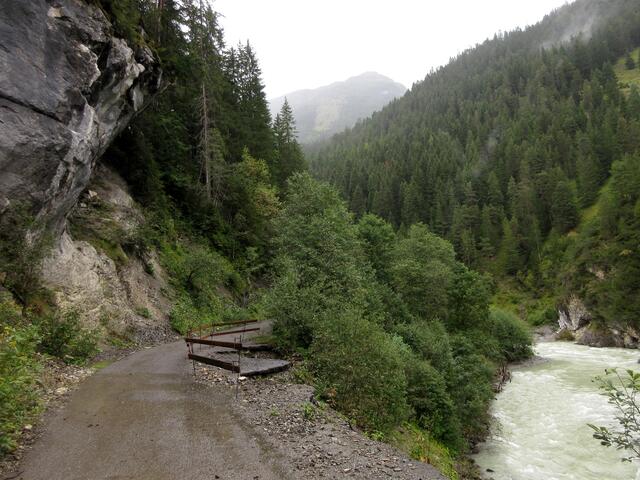 Die Natur holt sich die alte Landstraße zurück und es wird überall vor Steinschlag gewarnt.